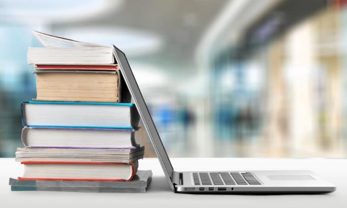 Notebook con libri di scuola