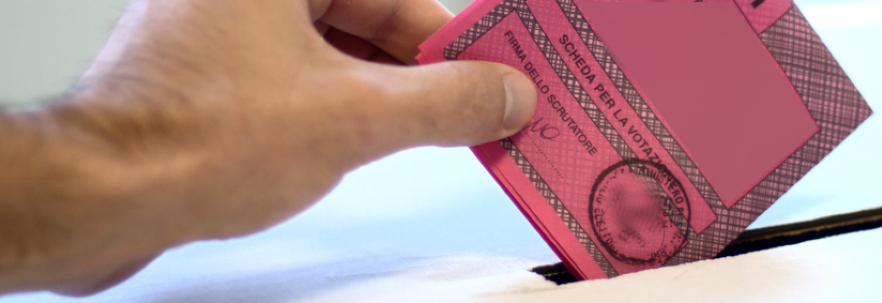 Urna con scheda referendum