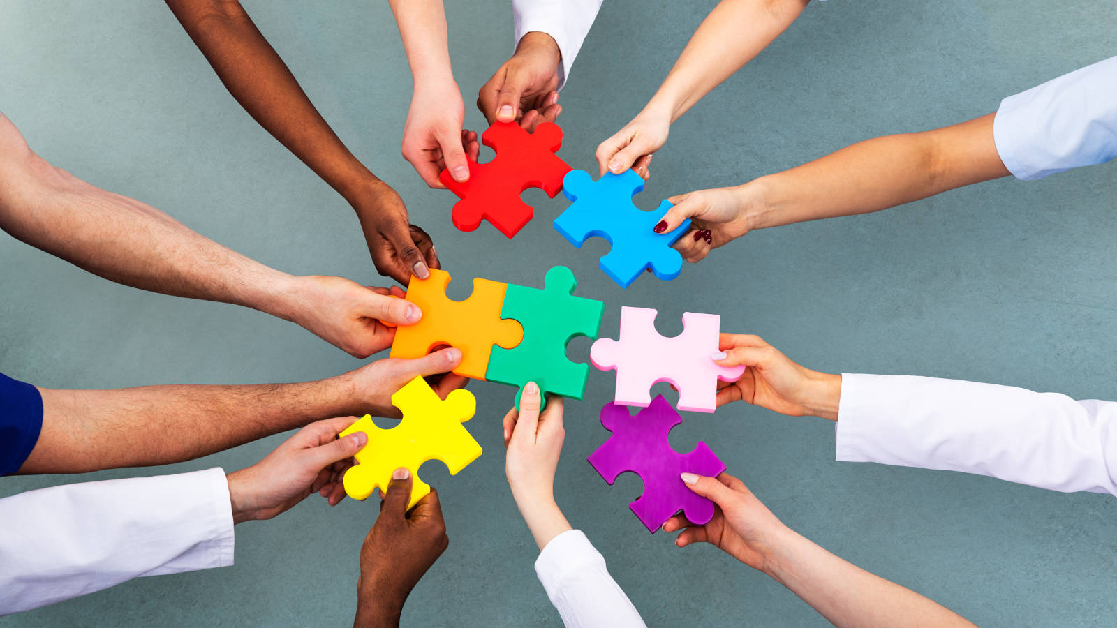 Mani che si incrociano